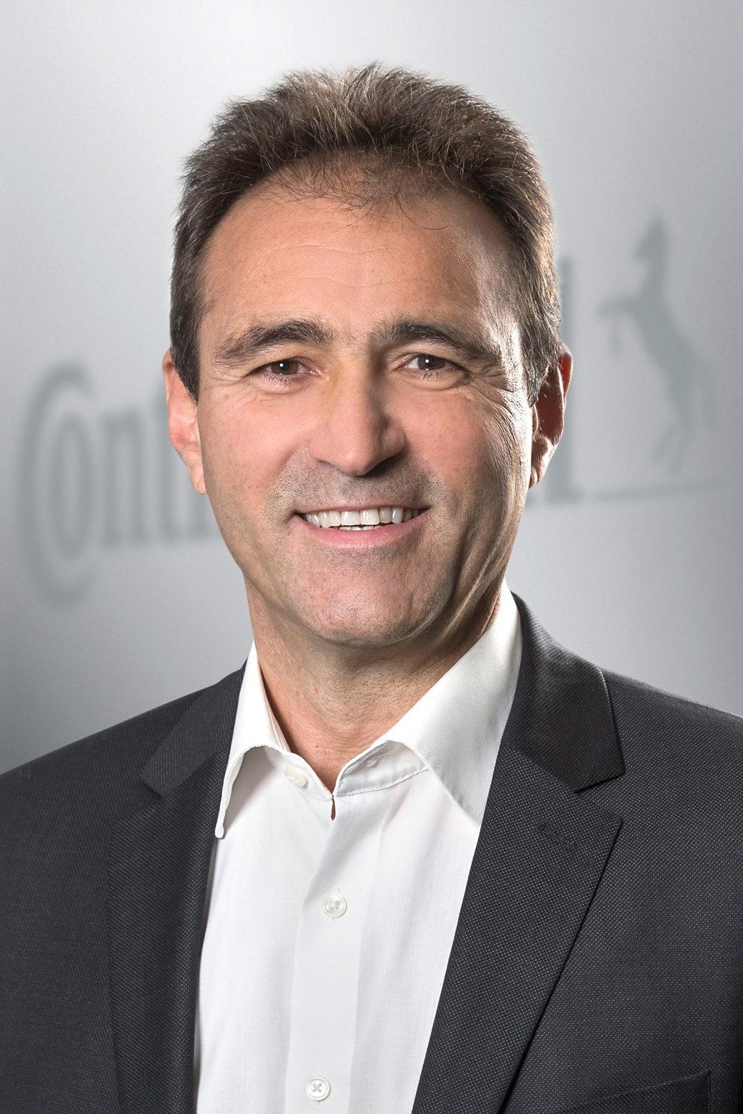 Jean_Francois_Corporate_Background_Hoch_High.jpg