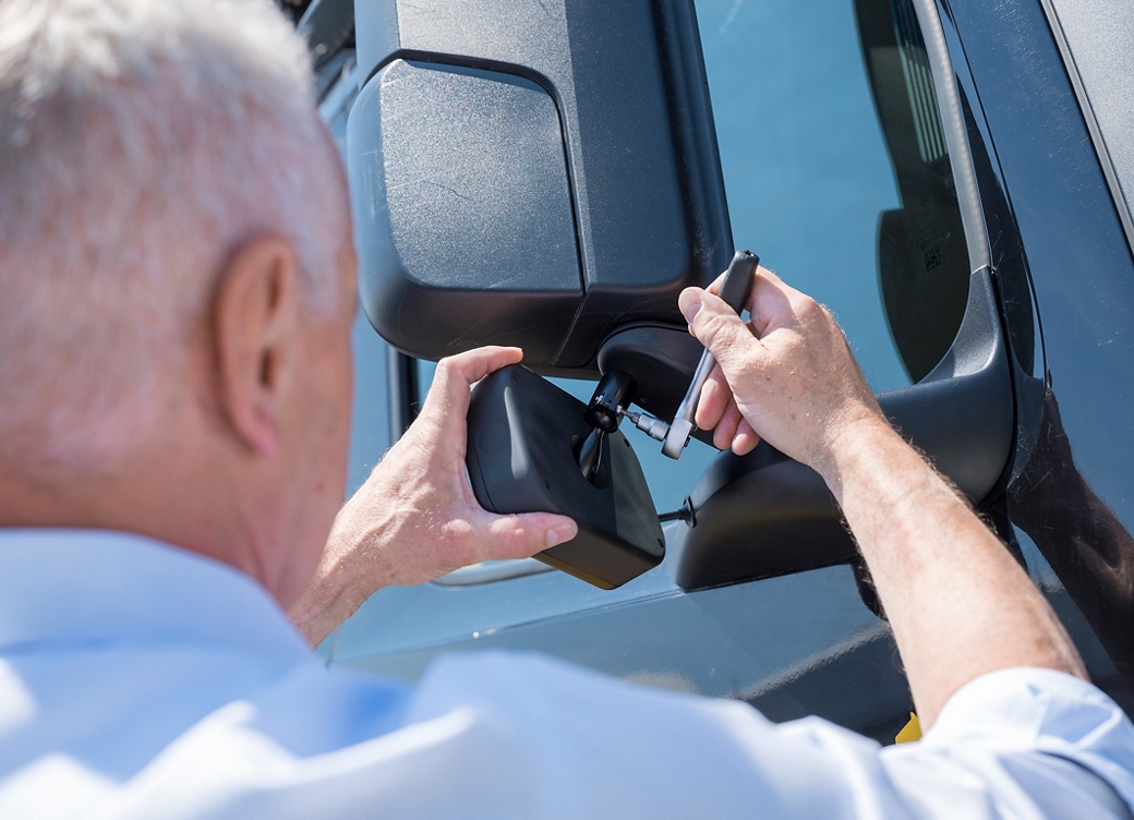 Man bringt das RightViu Gerät an den LKW an.