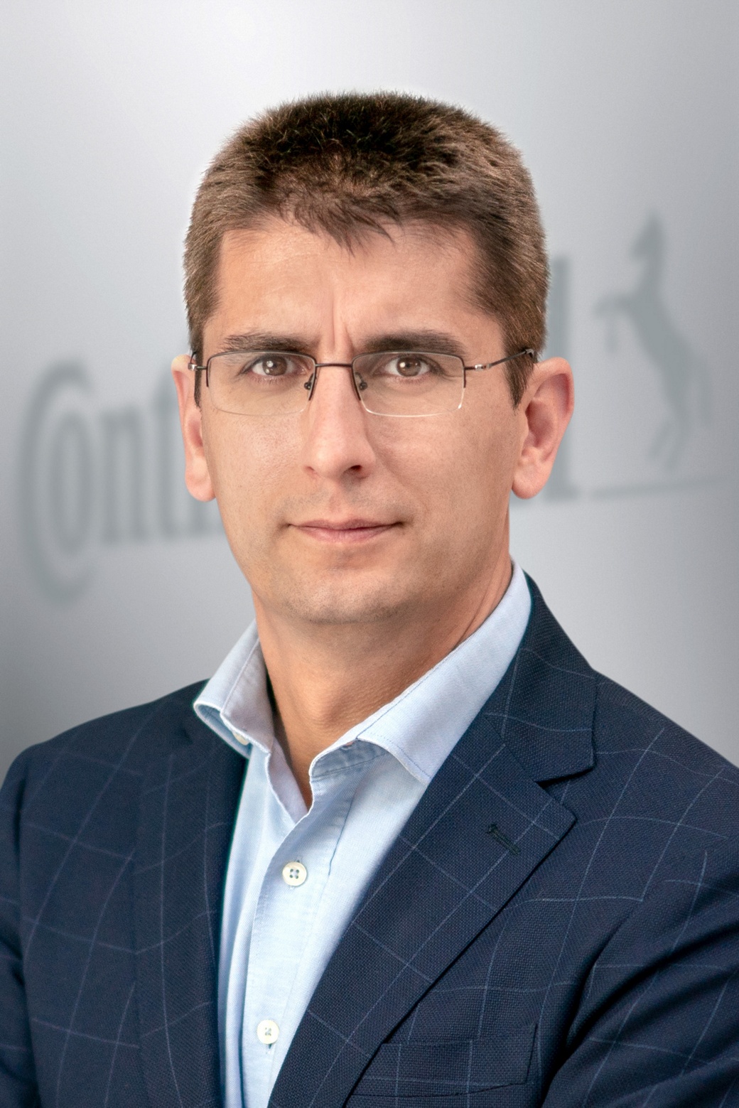Gilles_Mabire_Corporate_Background_Hoch_High.jpg